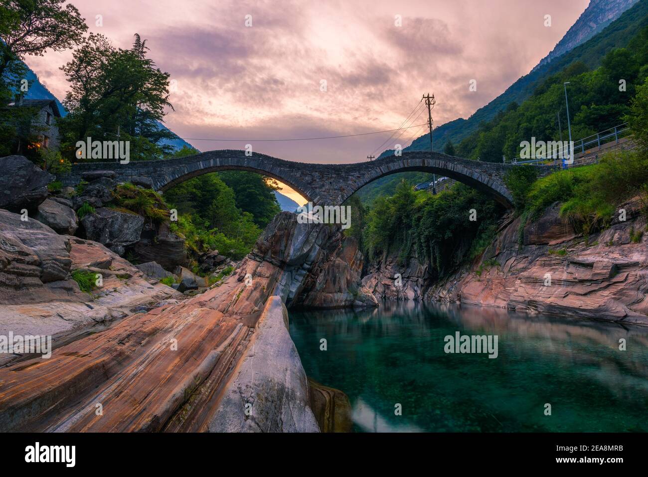 Doppelbogensteinbrücke in Lavertezzo, Schweiz Stockfoto