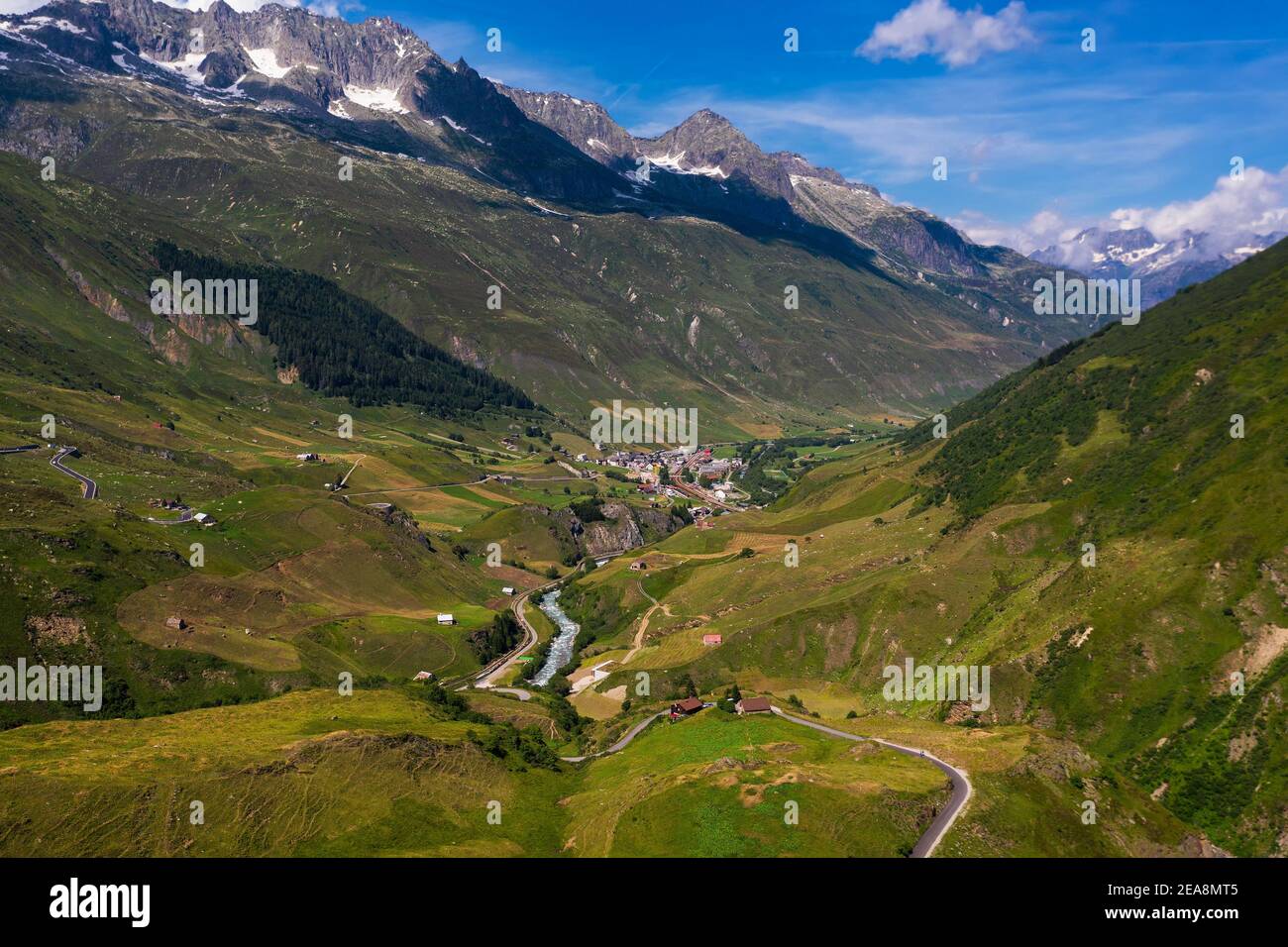 Luftaufnahme des Dorfes Realp und der Reuss In der Schweiz Stockfoto