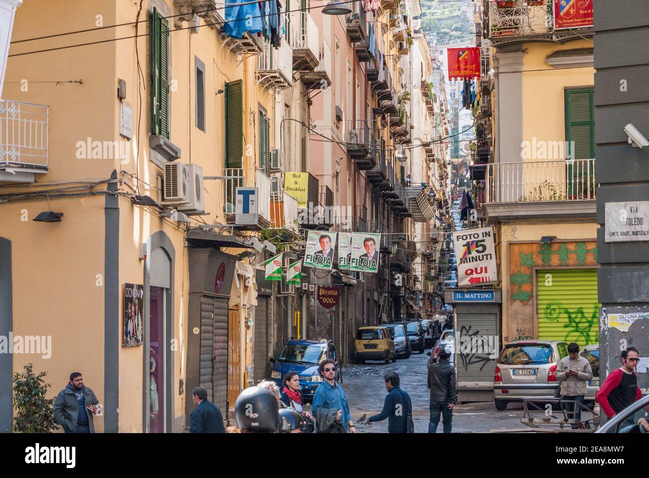 Blick auf Neapel, im italienischen Neapel, die regionale Hauptstadt von Kampanien und die drittgrößte Stadt Italiens, rund um die Via Toledo Stockfoto