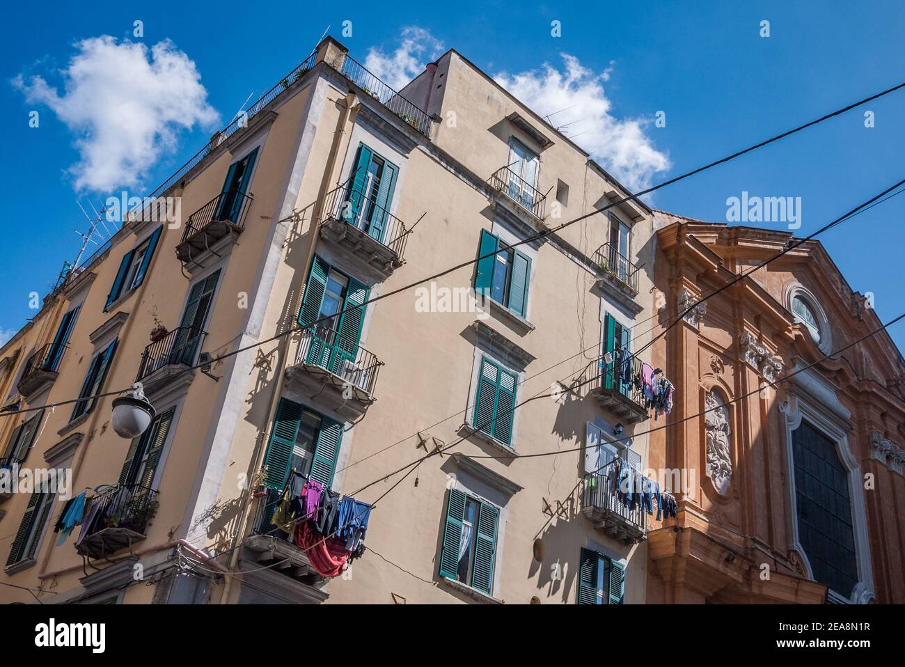 Blick auf Neapel, im italienischen Neapel, die regionale Hauptstadt von Kampanien und die drittgrößte Stadt Italiens, rund um die Via Toledo Stockfoto