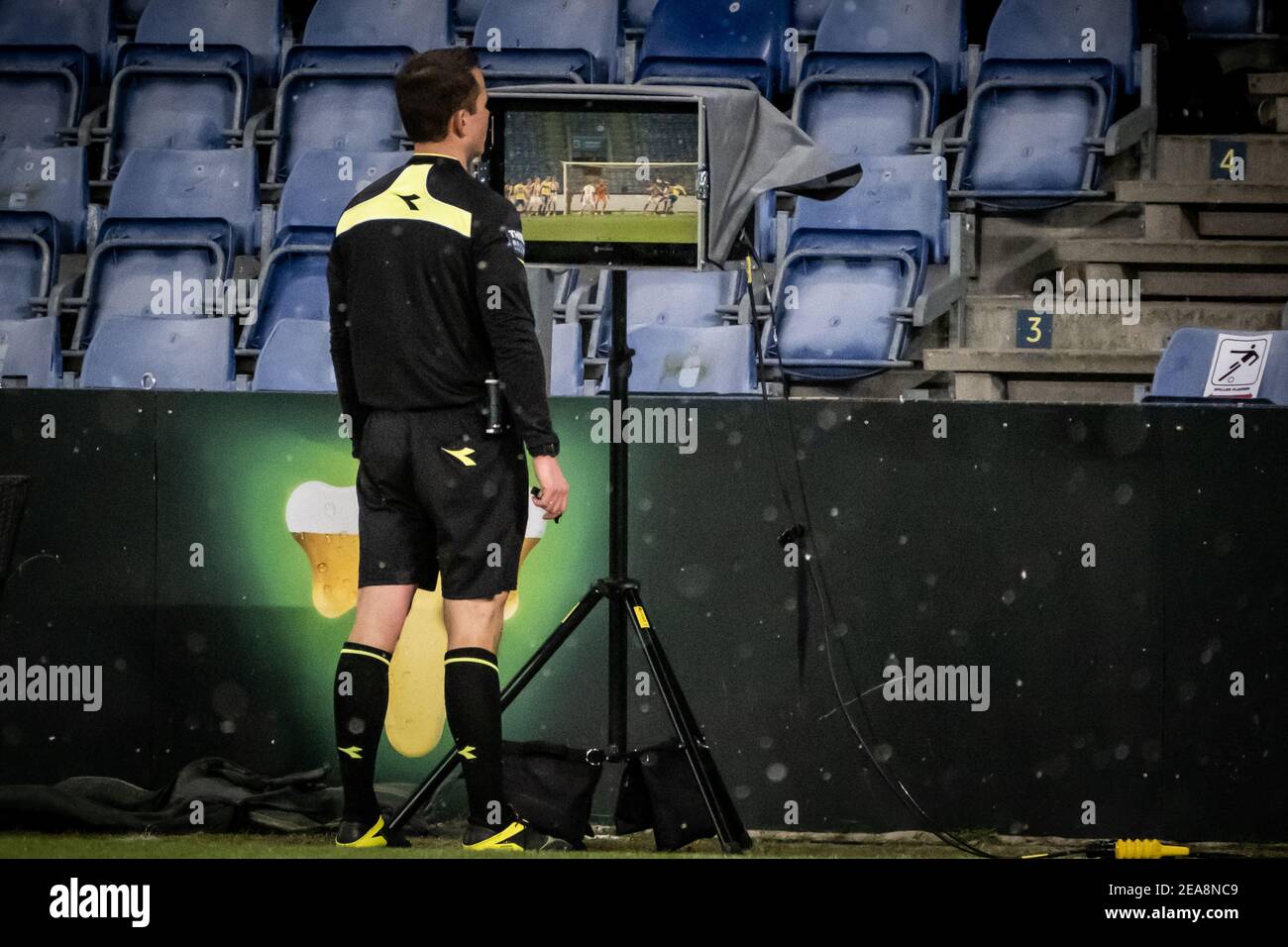Broendby, Dänemark. Februar 2021, 7th. Fußballschiedsrichter Morten Krogh beobachtet eine Sequenz auf dem VAR-Monitor während des Superliga-Spiels 3F zwischen Broendby IF und Aalborg Boldspilklub im Broendby Stadium, Broendby. (Foto Kredit: Gonzales Foto/Alamy Live News Stockfoto