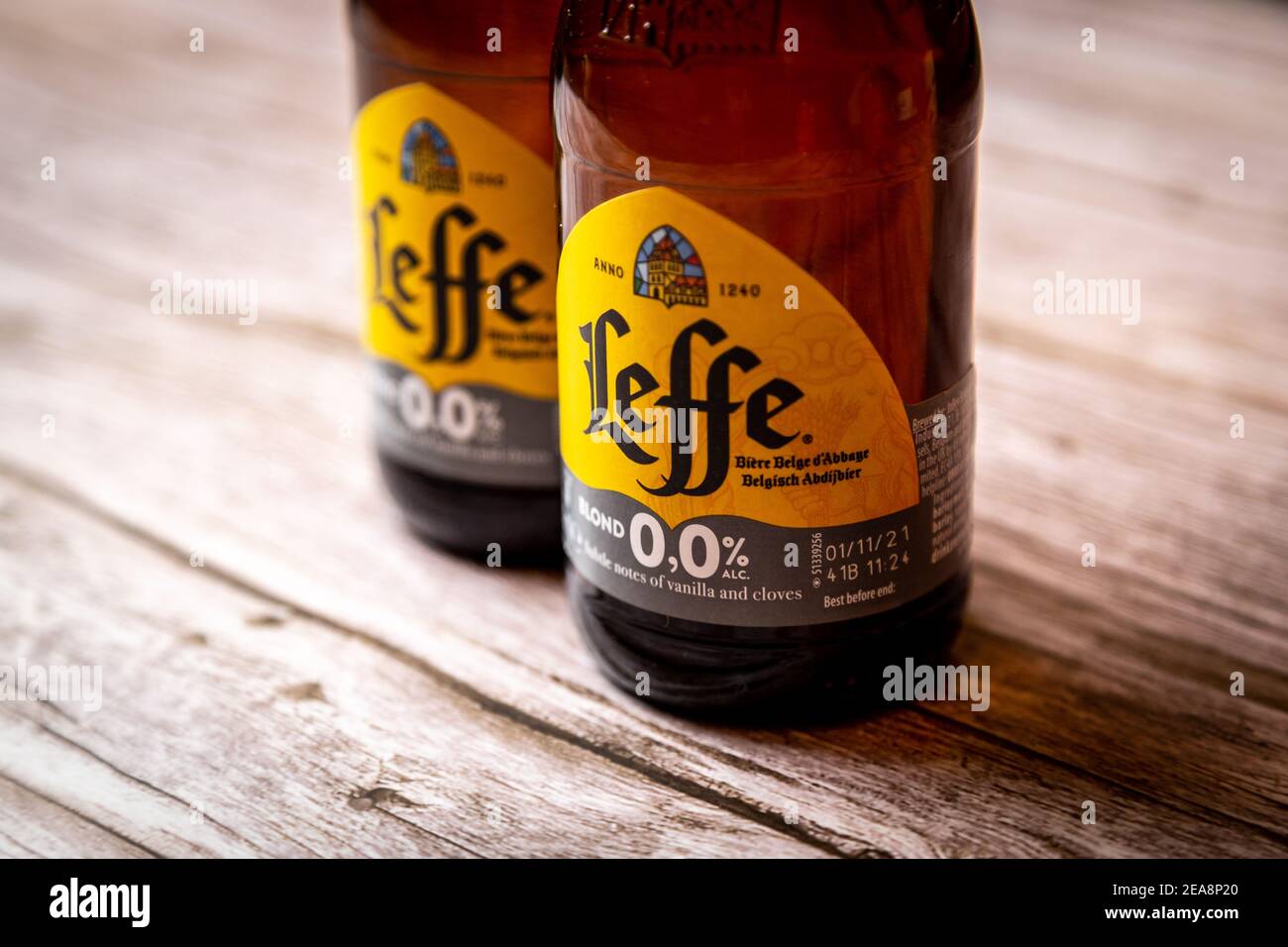 Eine Nahaufnahme der Etiketten von Leffe Null Alkohol Bierflaschen, alkoholfreie Getränke Stockfoto