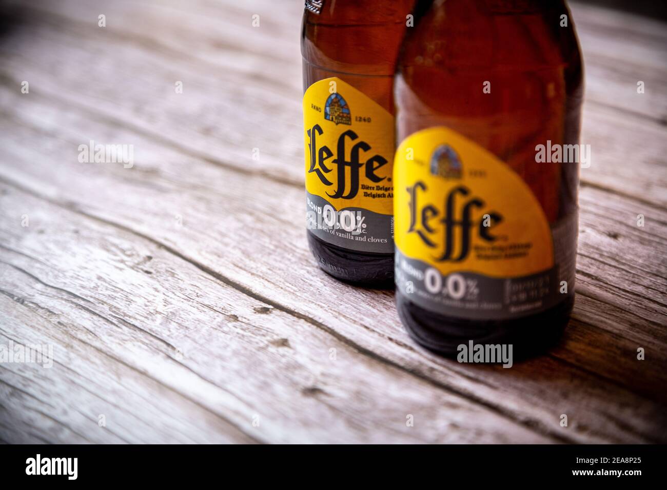 Eine Nahaufnahme der Etiketten von Leffe Null Alkohol Bierflaschen, alkoholfreie Getränke Stockfoto