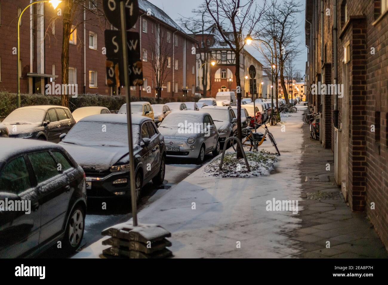 Schnee in Düsseldorf, ungewohnte Straßenverhältnisse sorgen für wenig Verkehr und sorgsam fahrendes Verhalten Stockfoto