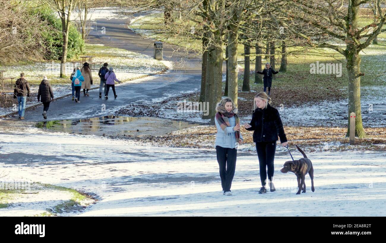 Glasgow, Schottland, Großbritannien. 8th Februar, 2021, UK Wetter: Kalter Start über Nacht kam endlich Schnee in der Stadt an und bedeckte die Stadt, als die Leute zum kelvingrove Park fuhren, um das frische Wetter zu genießen. Quelle: Gerard Ferry/Alamy Live News Stockfoto