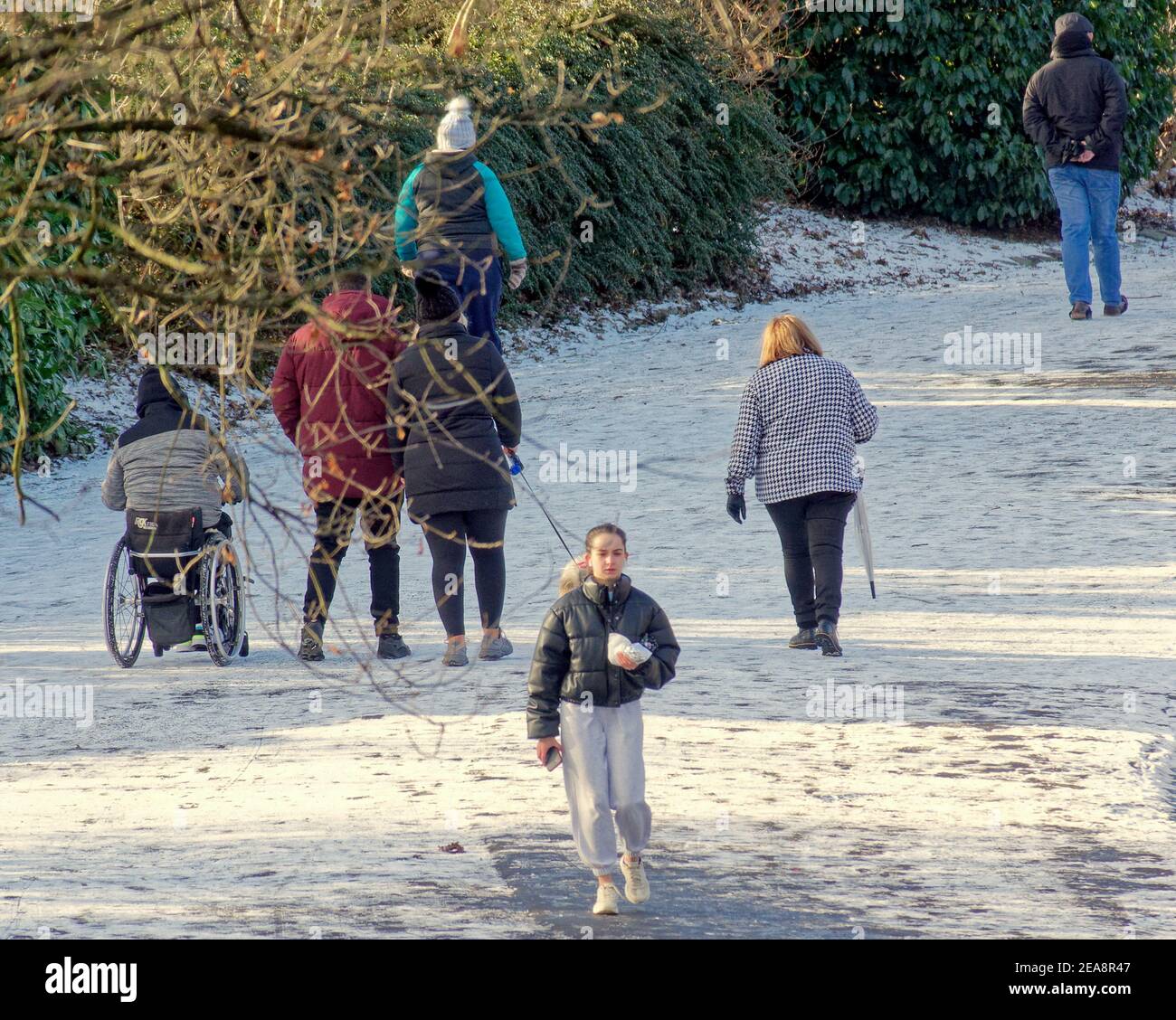 Glasgow, Schottland, Großbritannien. 8th Februar, 2021, UK Wetter: Kalter Start über Nacht kam endlich Schnee in der Stadt an und bedeckte die Stadt, als die Leute zum kelvingrove Park fuhren, um das frische Wetter zu genießen. Quelle: Gerard Ferry/Alamy Live News Stockfoto