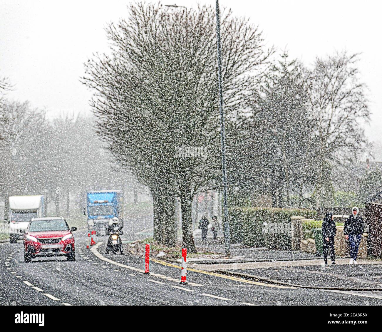 Glasgow, Schottland, Großbritannien. 8th Februar, 2021, UK Wetter: Kalter Start sah über Nacht Schnee endlich in der Stadt ankommen und decken die Stadt als ein Schneesturm verschlang die A82 Straße in der Stadt. Quelle: Gerard Ferry/Alamy Live News Stockfoto