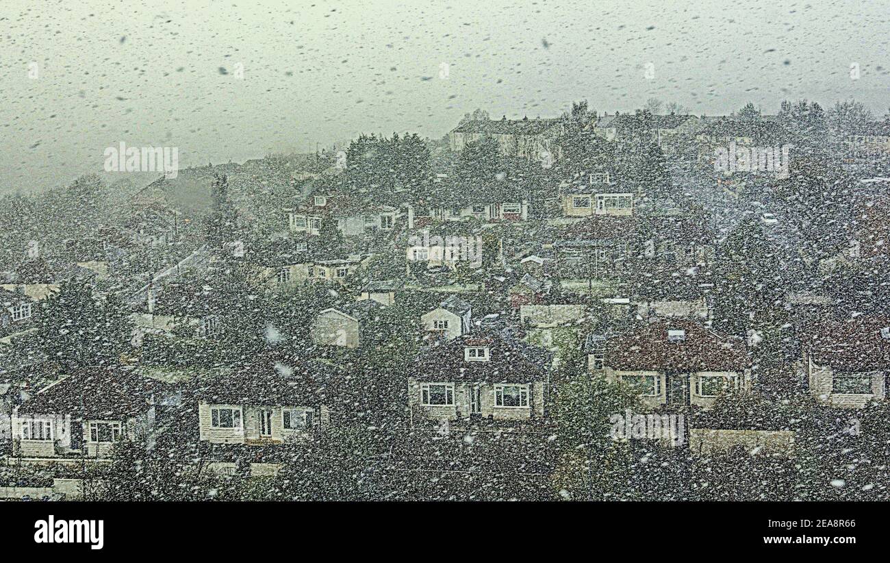 Glasgow, Schottland, Großbritannien. 8th Februar, 2021, UK Wetter: Kaltstart sah über Nacht Schnee endlich in der Stadt ankommen und decken die Stadt als ein Schneesturm verschlang die Stadt am Nachmittag. Quelle: Gerard Ferry/Alamy Live News Stockfoto