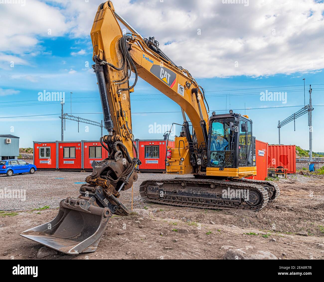 NORRJOPING, SCHWEDEN - 13. JUNI 2020: Eine Raupenaushubmaschine vor Ort bei einer archäologischen Ausgrabung außerhalb des Stadtzentrums. Stockfoto