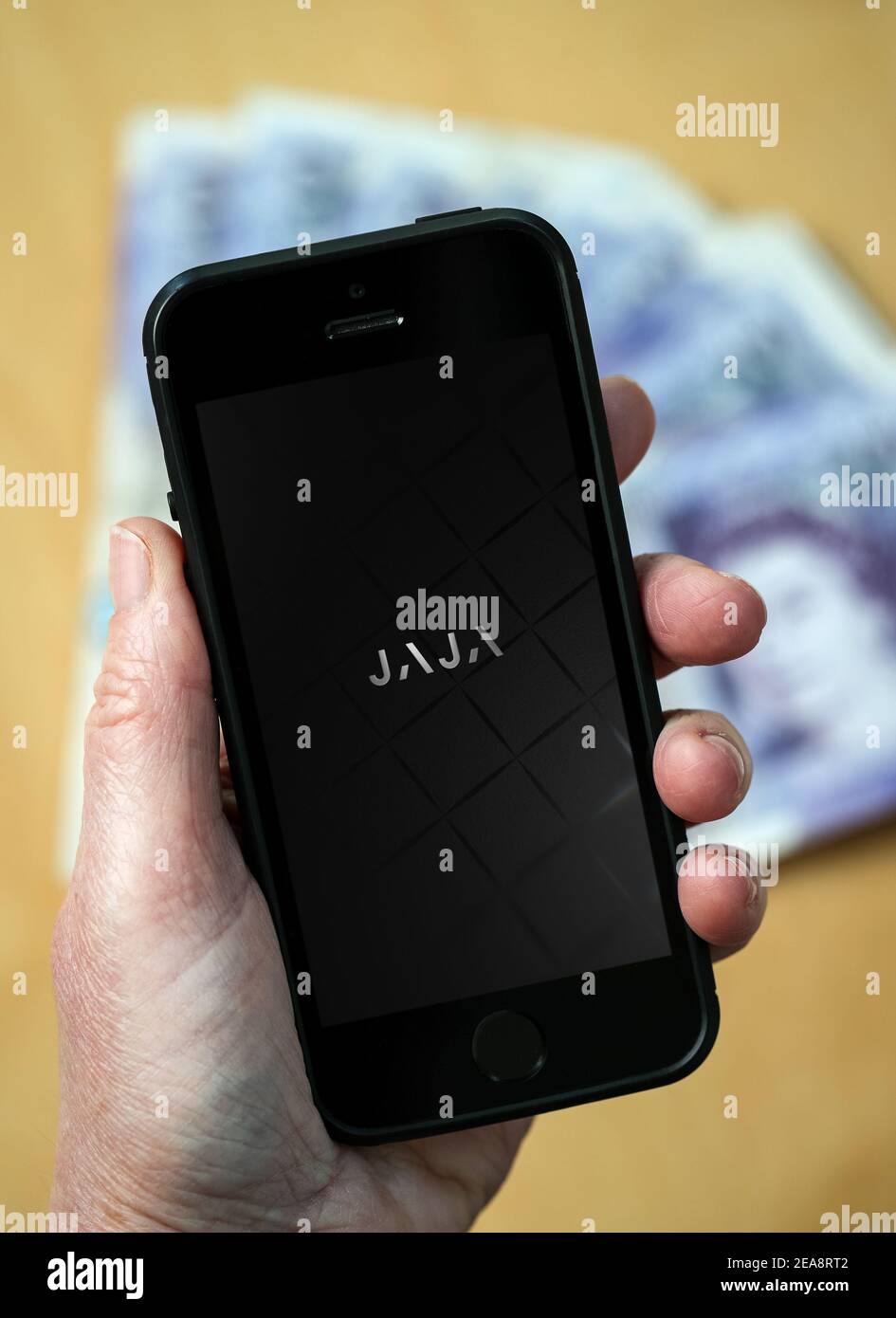 Eine Frau, die die Jaja-Banking-App für einen Jaja verwendet Kreditkarte Stockfoto