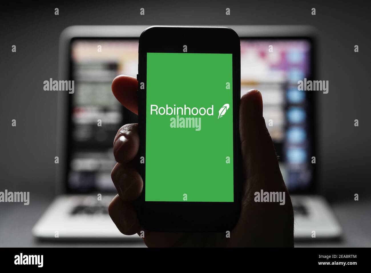 Robinhood Investments App für Investitionen in Aktien und Aktien auf einem Handy. (Nur für redaktionelle Zwecke) Stockfoto
