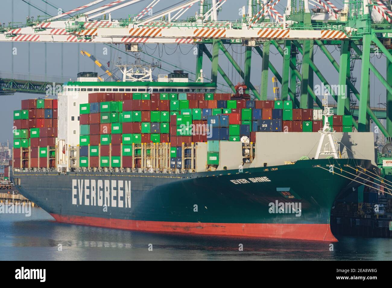 Voll beladenes Containerschiff der Evergreen Marine Corporation Ever Shine im Hafen von Los Angeles, Kalifornien. Stockfoto