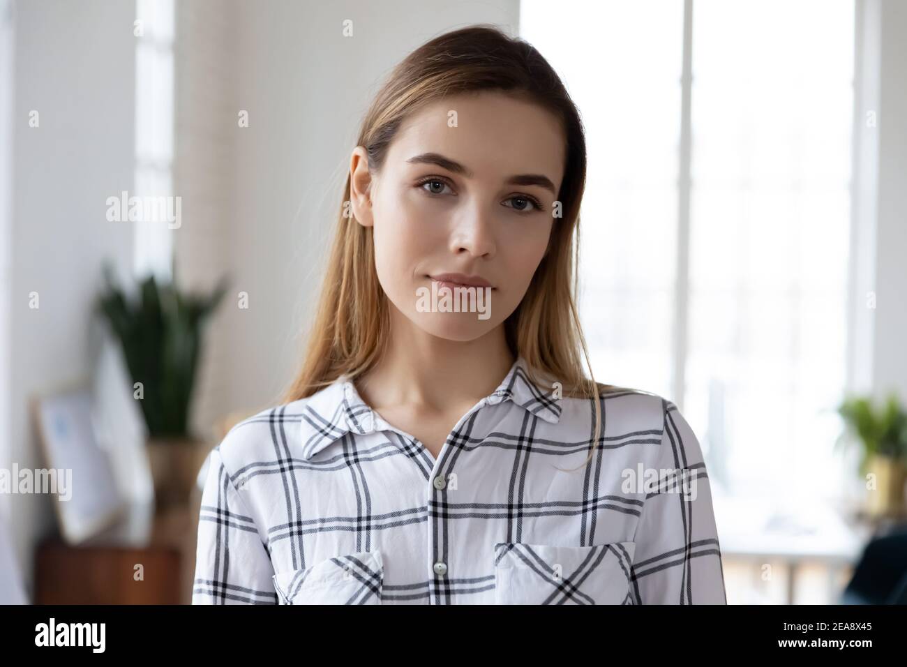 Profilbild von ernst schöne Frau in casual Stockfoto