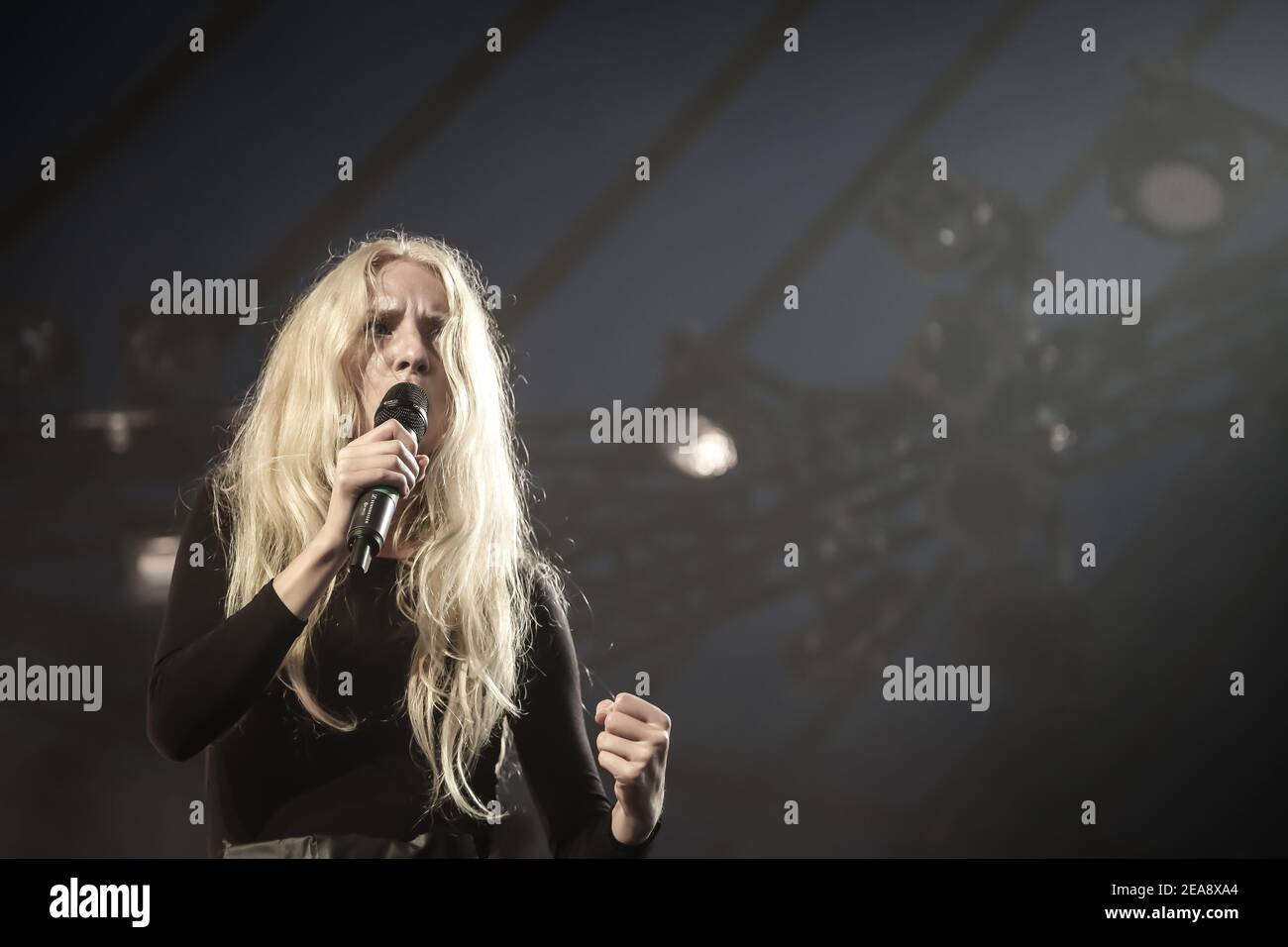 Iamamiwhoami ((aka Jonna Lee) live auf der Bühne im Rahmen des Latitude 2013 Festivals in Suffolk, England Stockfoto