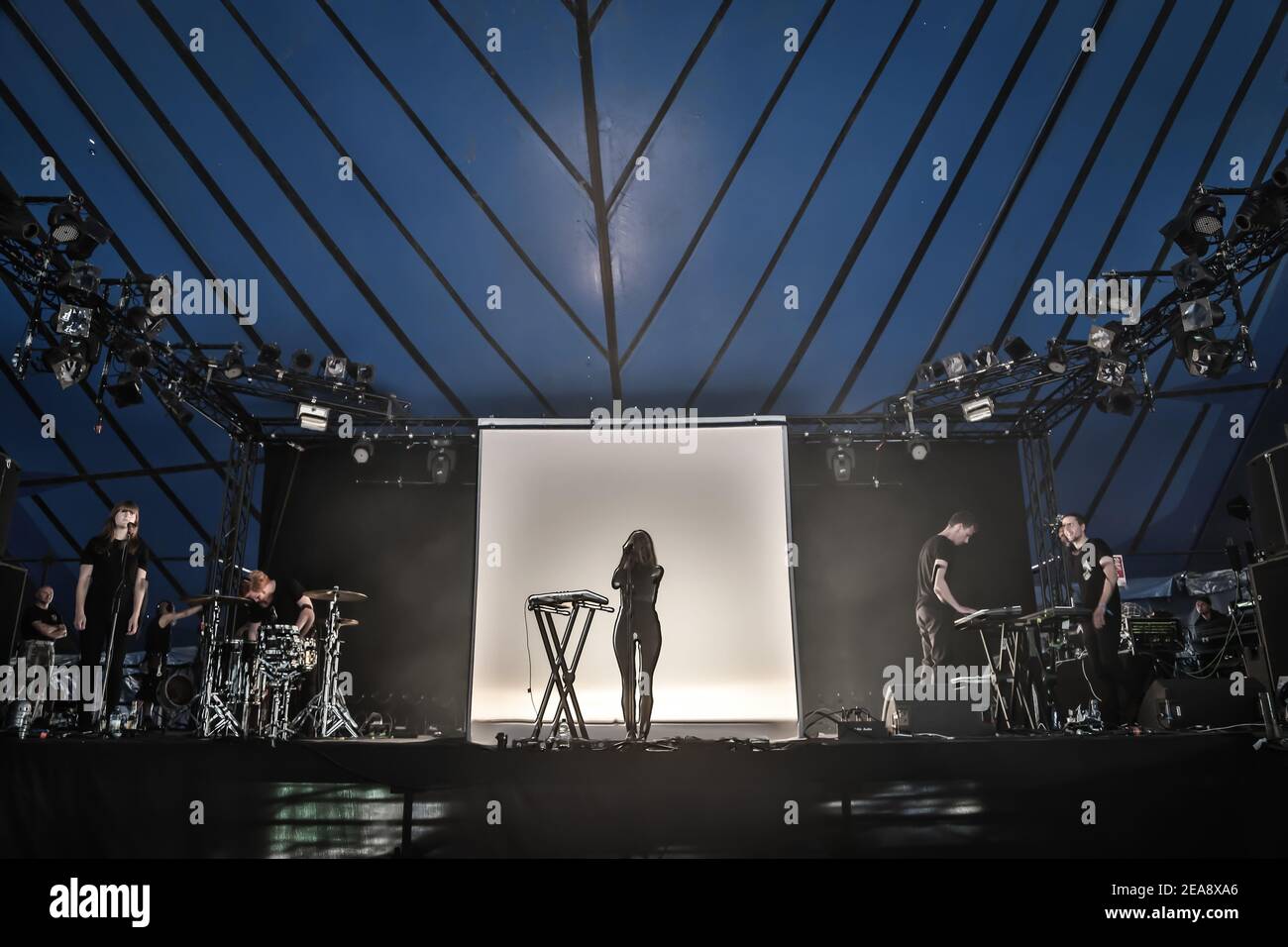 Iamamiwhoami ((aka Jonna Lee) live auf der Bühne im Rahmen des Latitude 2013 Festivals in Suffolk, England Stockfoto