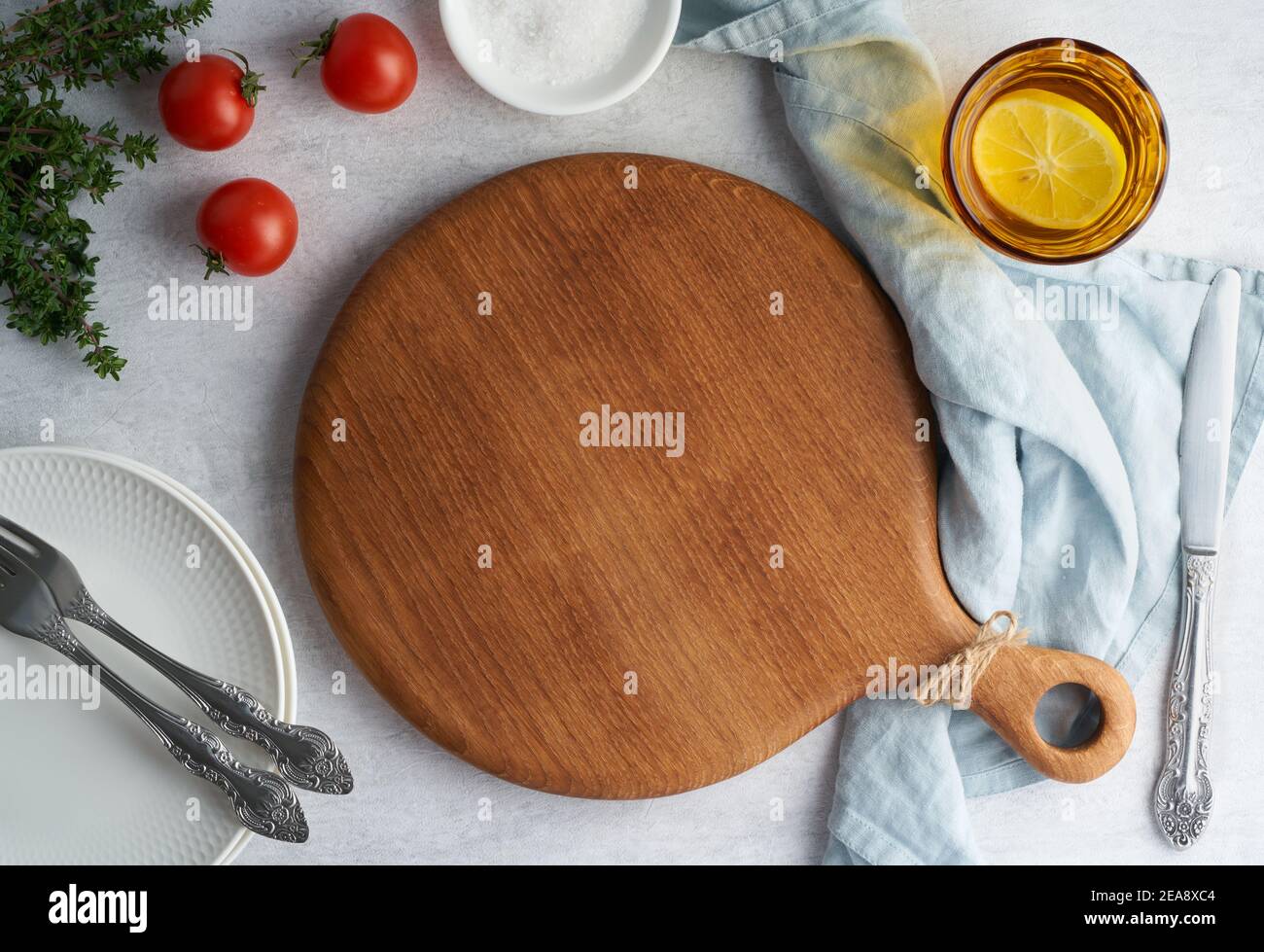 Food Hintergrund Mockup mit runden Holz Schneidebrett auf Pastell Neutraler grauer Beton Stockfoto