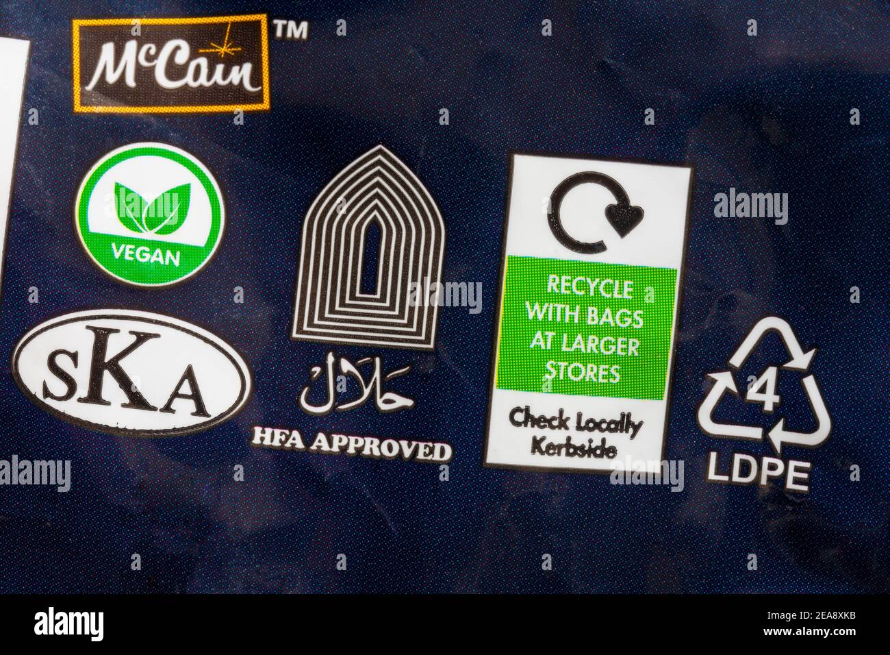 HFA genehmigt, Ska, Vegan Symbole mit Recycling-Logo-Informationen auf Pack von McCain der Nation Lieblings-Home-Chips Stockfoto
