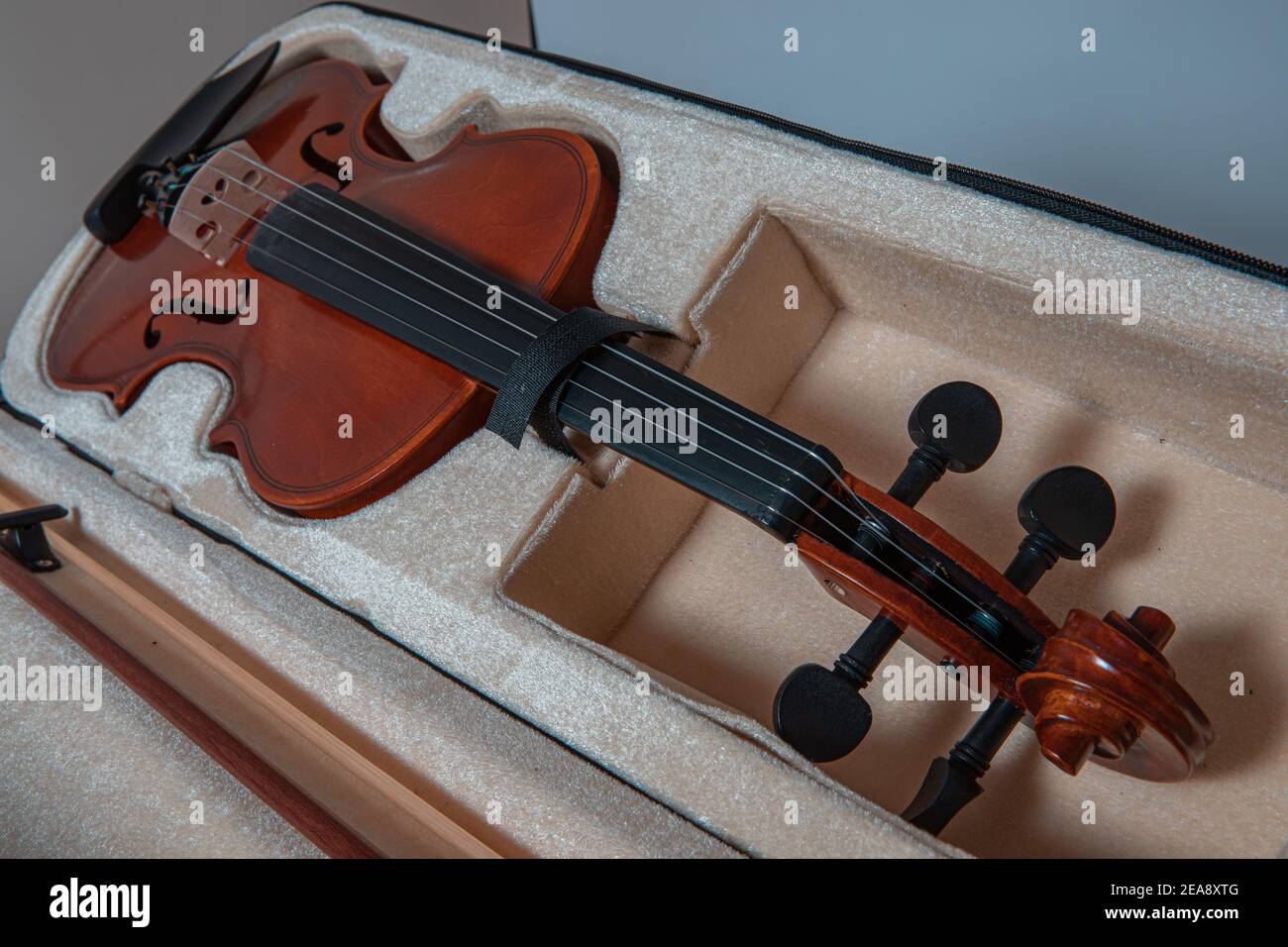 Die musikalische Geige in der Tasche Stockfoto