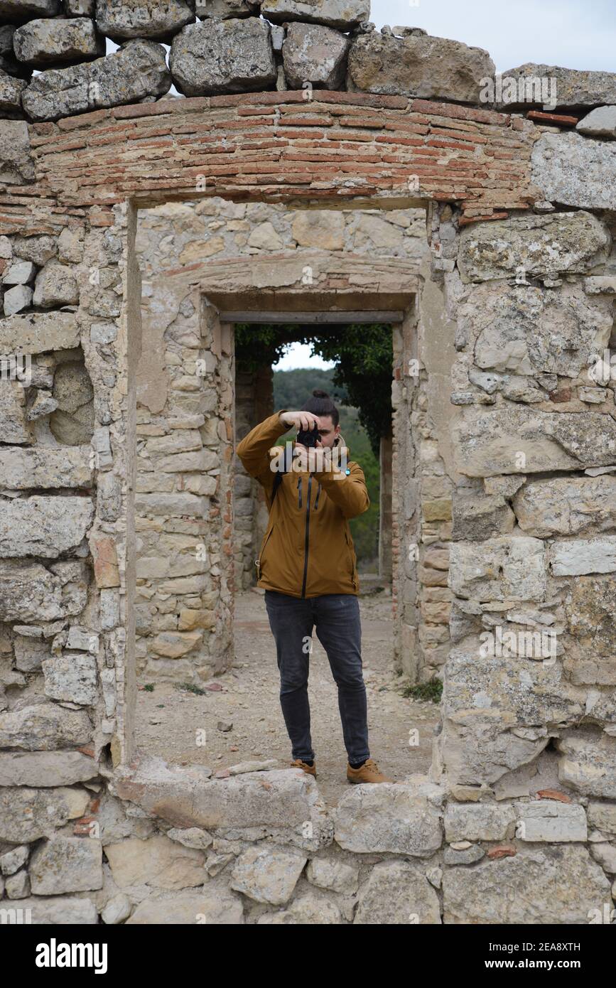 Vertikale Aufnahme eines Fotografen, der historische Ruinen fotografiert Stockfoto