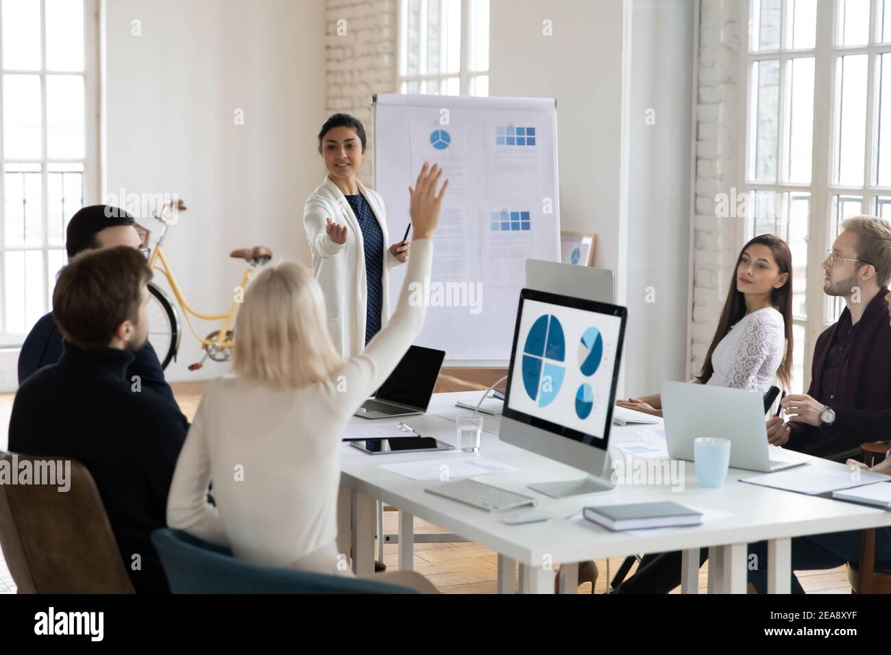 Praktikant Frage an Trainer bei Corporate Workshop Stockfoto