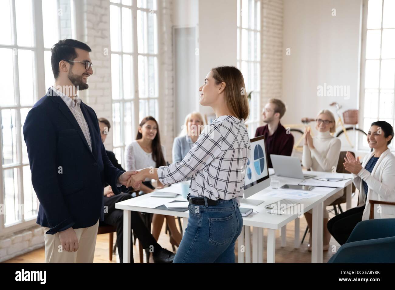 Teamleiter dankt dem besten Mitarbeiter für die geleistete Arbeit Stockfoto