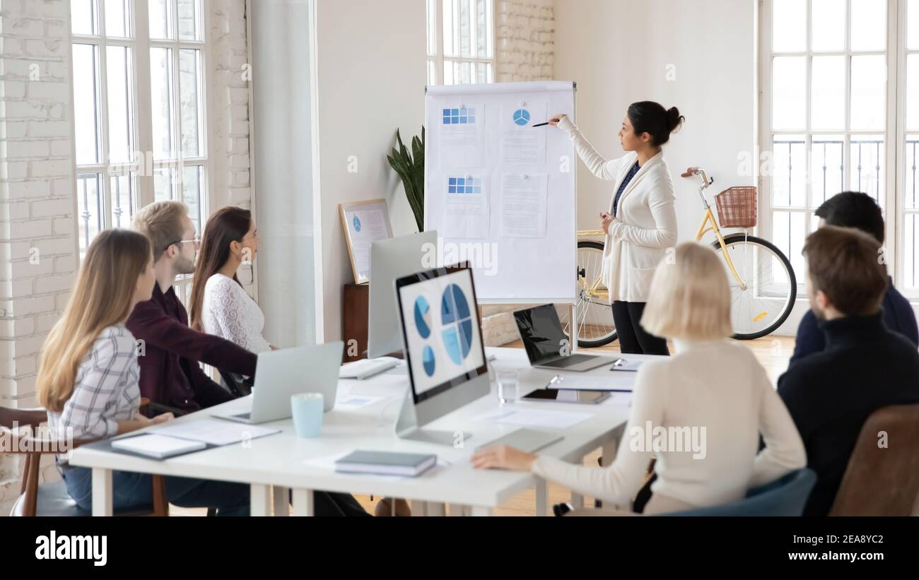 Indische Business Trainerin erklärt Praktikanten Projektdaten Stockfoto