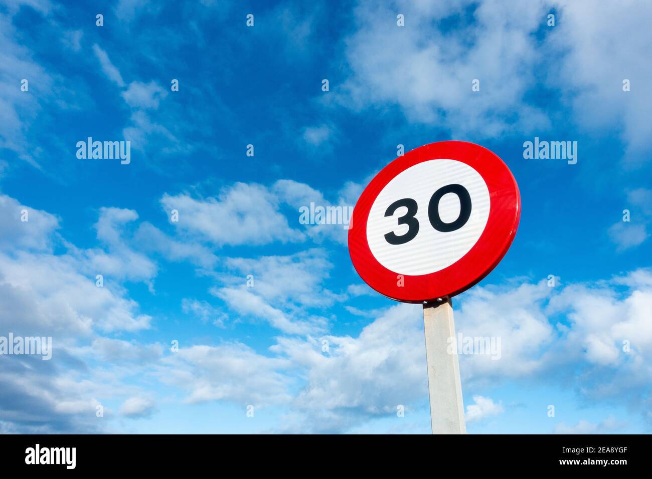 Dreißig-Speed-Straßenschild gegen blauen Himmel Stockfoto