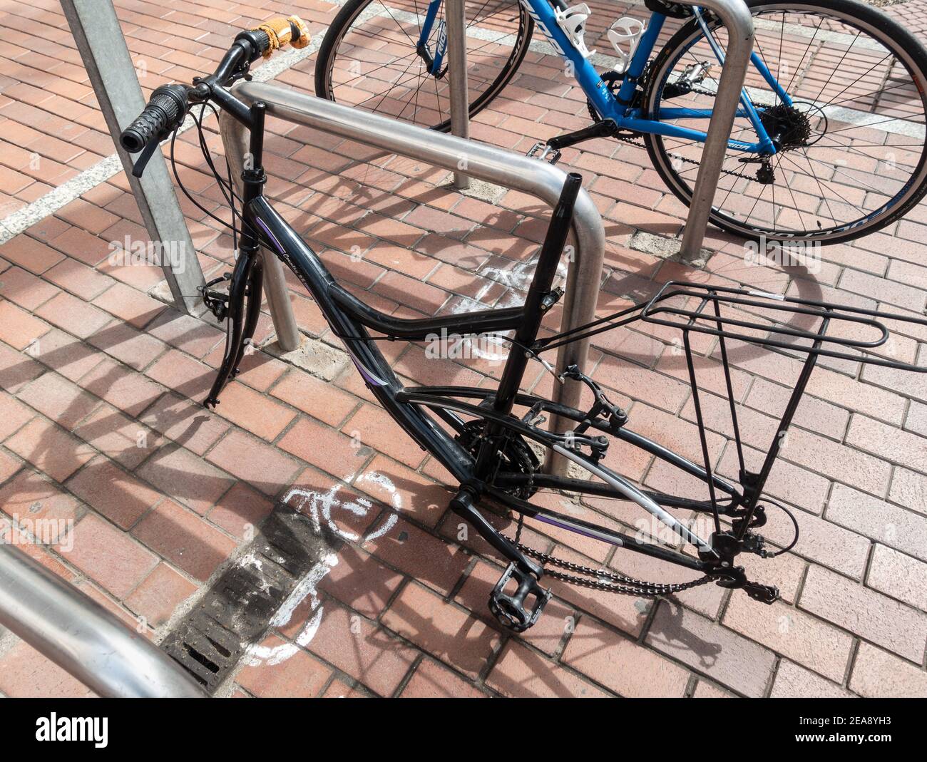 Fahrrad, Fahrrad ohne Räder auf City-Bike-Parkplatz. Stockfoto