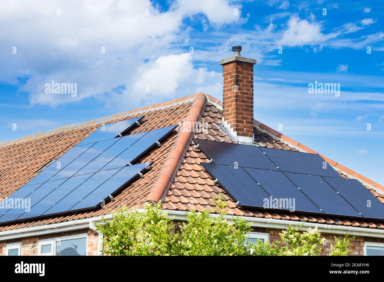 Sonnenkollektoren auf dem Dach des Hauses. VEREINIGTES KÖNIGREICH. Erneuerbare Energien, grüne Energie, Solarenergie... Stockfoto