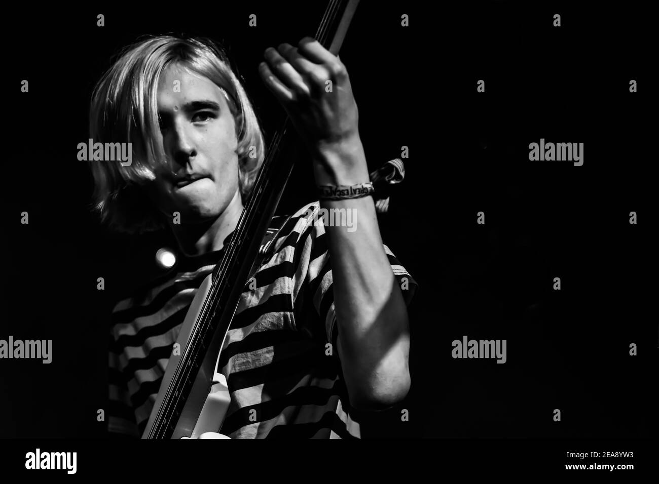 Cavan McCarthy, Bassist in Swim Deep, der live auf der Bühne des Warren im Rahmen des 2013 Great Escape Festivals in Brighton auftrat Stockfoto