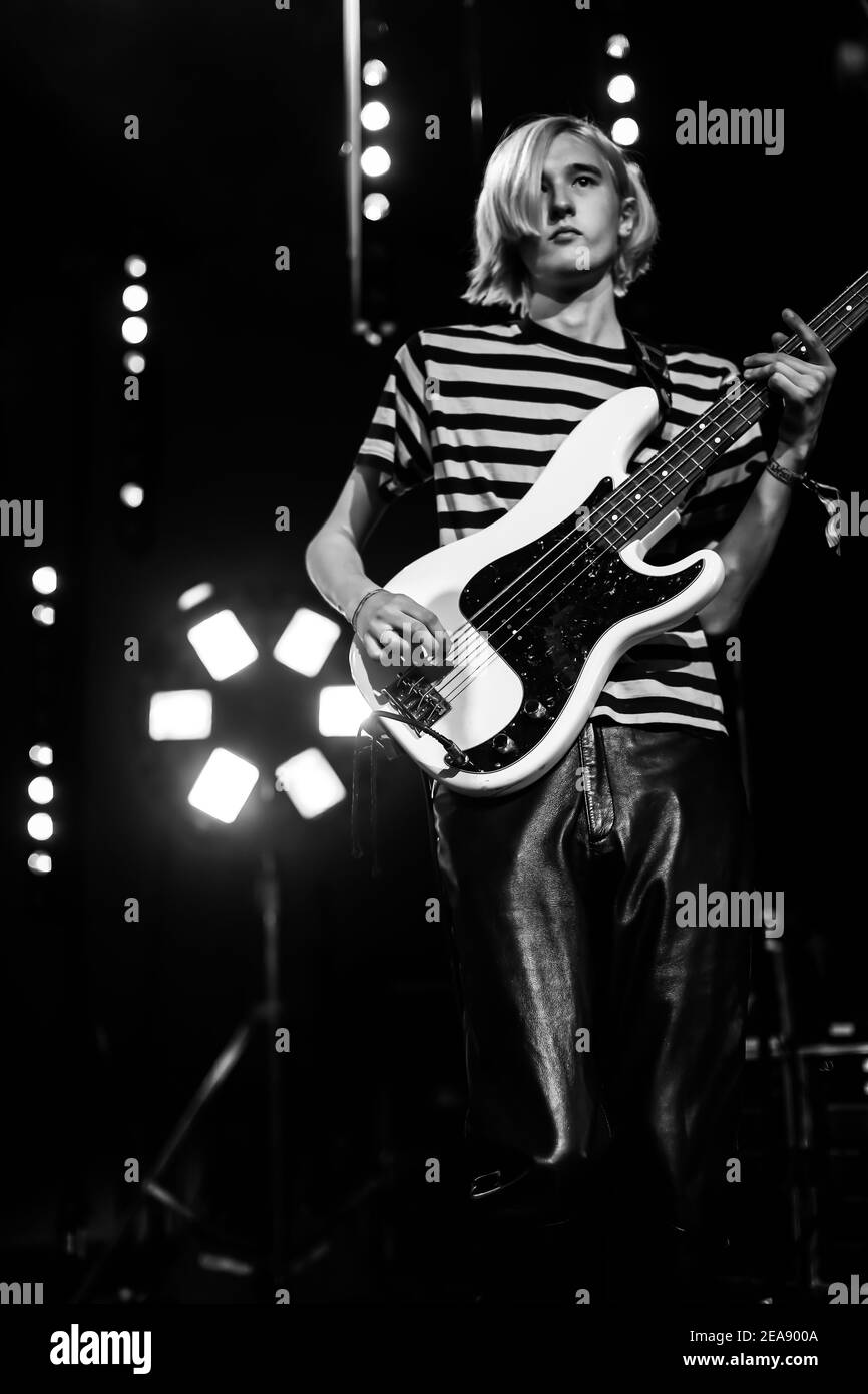 Cavan McCarthy, Bassist in Swim Deep, der live auf der Bühne des Warren im Rahmen des 2013 Great Escape Festivals in Brighton auftrat Stockfoto