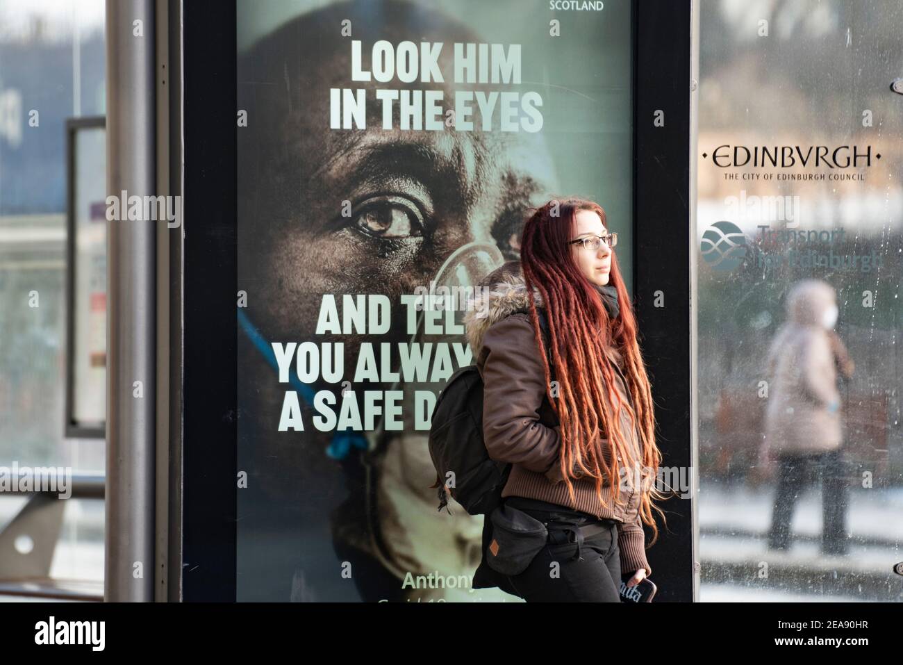 Edinburgh, Schottland, Großbritannien. Februar 2021, 8. Covid-19 staatliche Gesundheitsberatung Plakatwand an der Seite des Edinburgh Busheims. Iain Masterton/Alamy Live Nachrichten Stockfoto