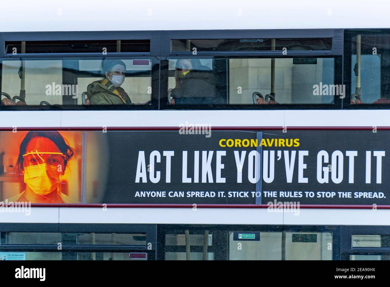 Edinburgh, Schottland, Großbritannien. Februar 2021, 8. Covid-19 Regierung Gesundheitsberatung Plakatwand an der Seite des Edinburgh Bus. Iain Masterton/Alamy Live Nachrichten Stockfoto