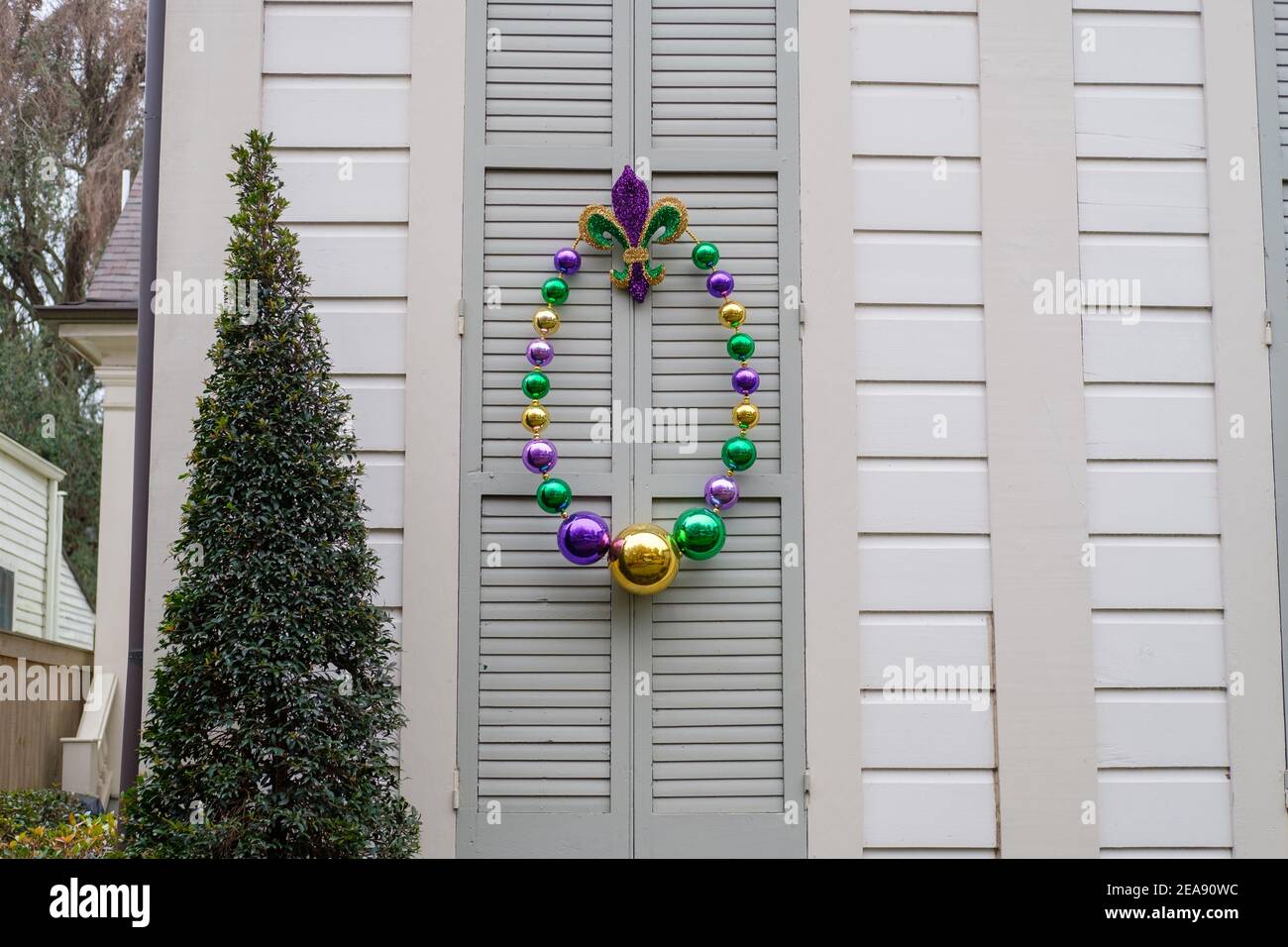 Große Mardi Gras (Fat Tuesday) Perlen und Fleur de Lis Dekoration Fensterläden von zu Hause in New Orleans, LA, USA Stockfoto