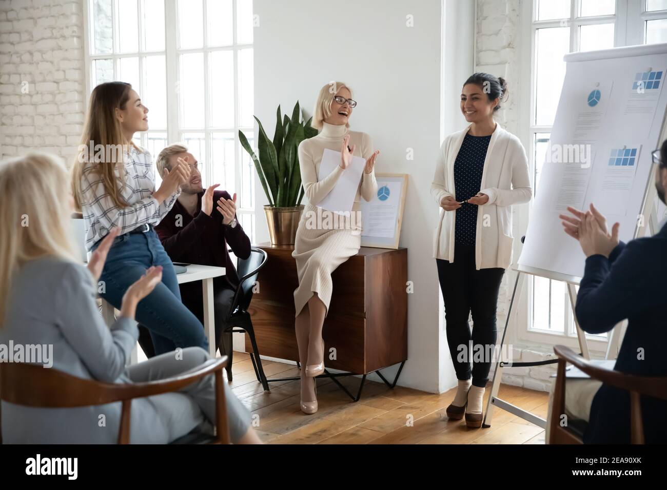 Geschäftsteam, das der besten Führungskraft Anerkennung gibt Stockfoto