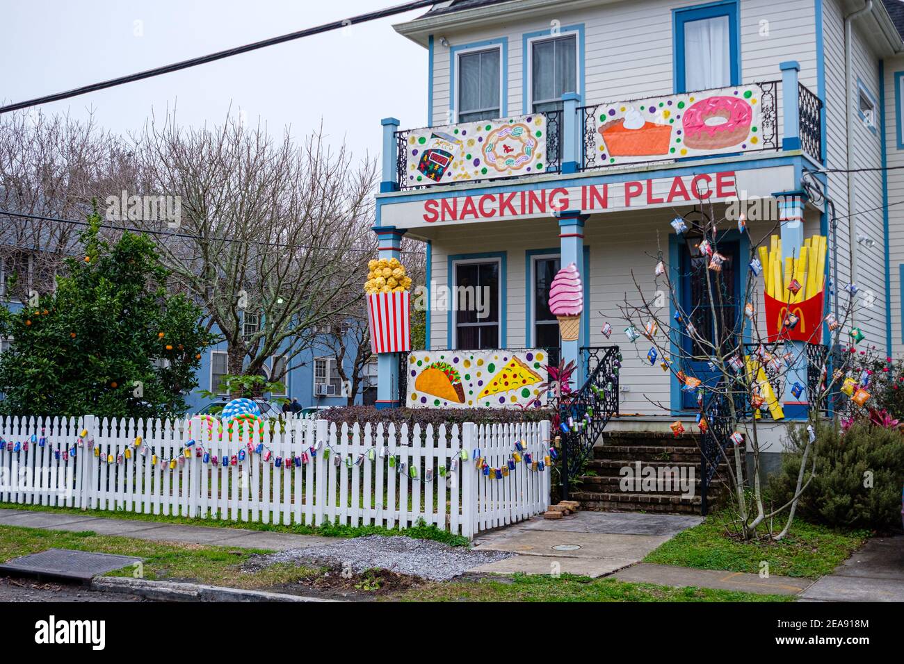 NEW ORLEANS, LA, USA - 6. FEBRUAR 2021: Haus dekoriert als Mardi Gras schweben anstelle von Paraden während covid-19 Pandemie Stockfoto