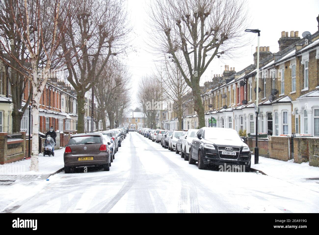 Blick auf eine verschneite Straße in East London nach einem starken Schneefall durch Sturm Darcy. Schwerer Schnee und Eis haben Teile des Vereinigten Königreichs gestört, und London erhielt etwa 5cm Schnee. Die starken Ostwinde des Sturms Darcy haben die Temperaturen in Teilen Großbritanniens auf unter minus eins gesunken. Stockfoto