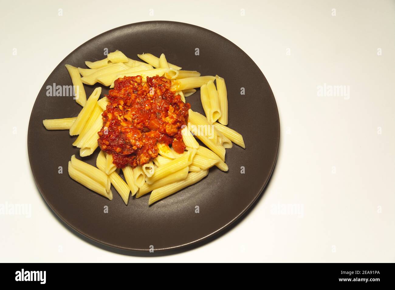 Fleisch mit Sauce und Pasta auf einem Teller Stockfoto