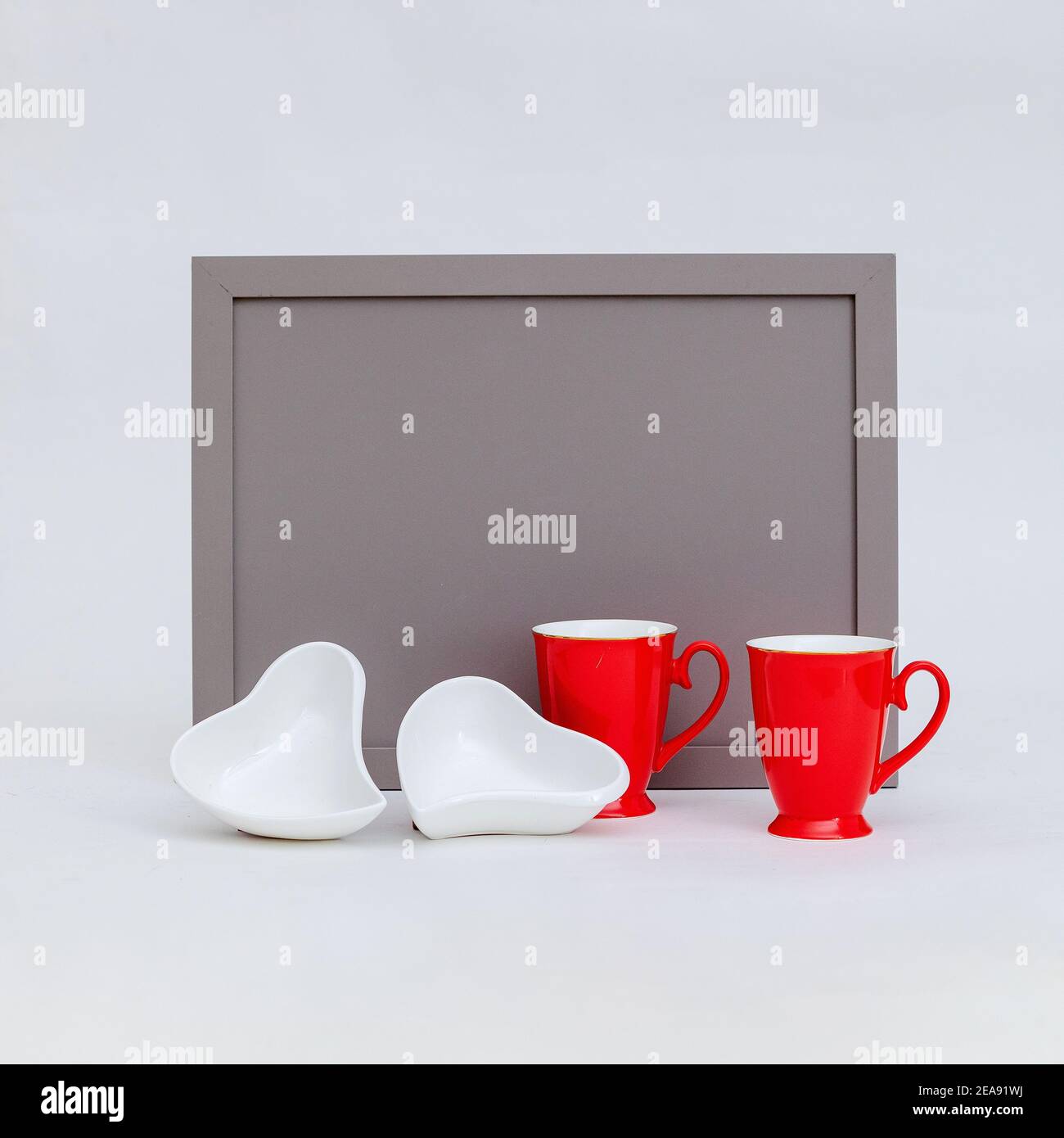 Nahaufnahme eines Teesets isoliert auf grauem Hintergrund Stockfoto