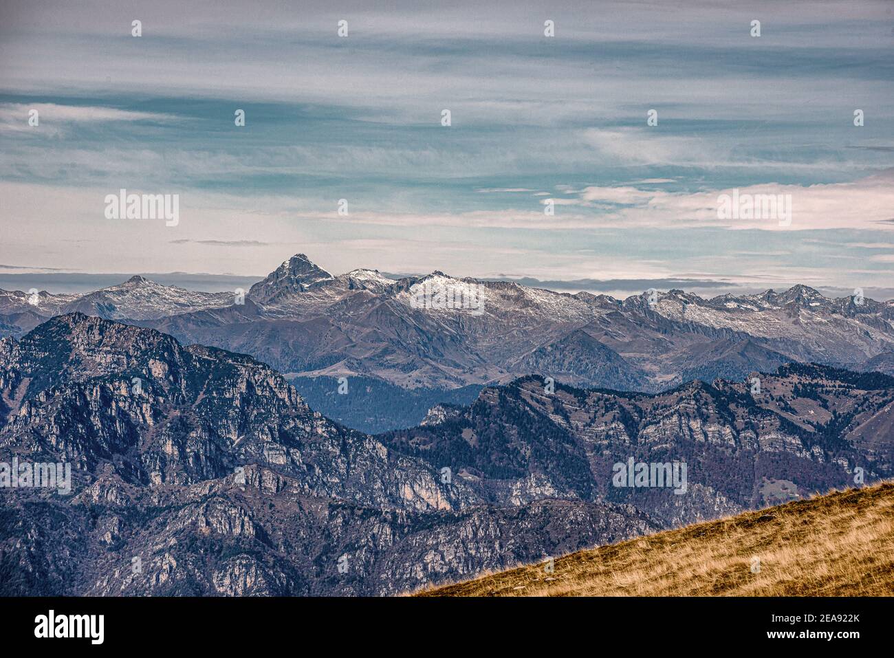 Vista panoramica su montagne Fotos und Bildmaterial in hoher