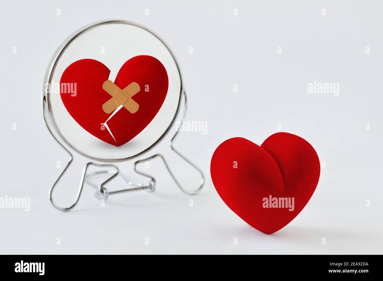 Gebrochenes Herz in den Spiegel schauen - Konzept der Liebe Und Schmerzen Stockfoto