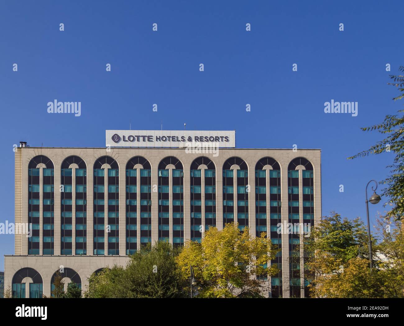 Wladiwostok, Russland - 08. Oktober 2020: Blick auf das Äußere des Lotte Hotels am warmen tag des ocotobers Stockfoto