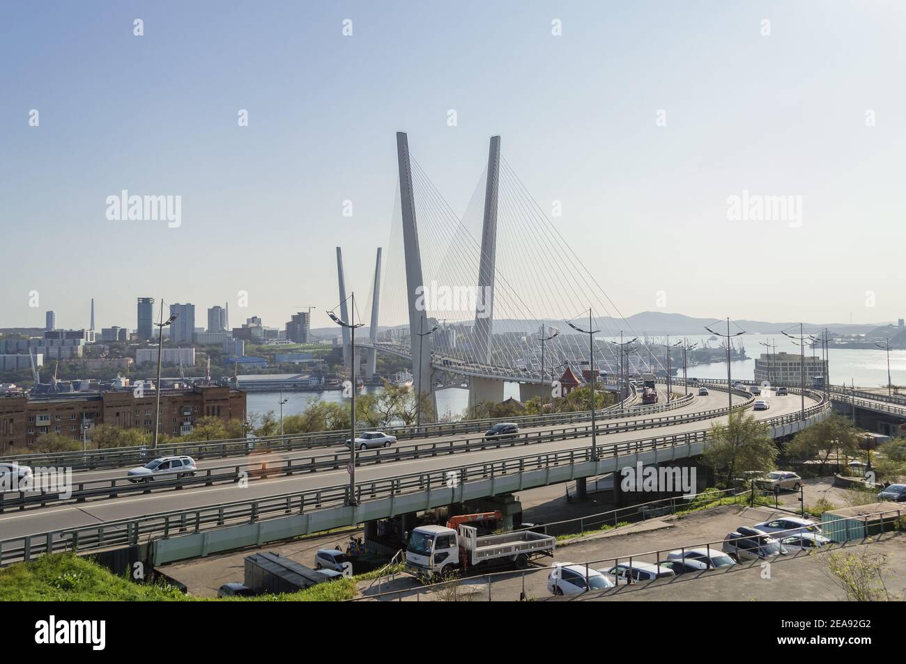 Wladiwostok, Russland - 08. Oktober 2020: goldene Brücke über die goldene Horn Bucht an sonnigen Tagen Stockfoto