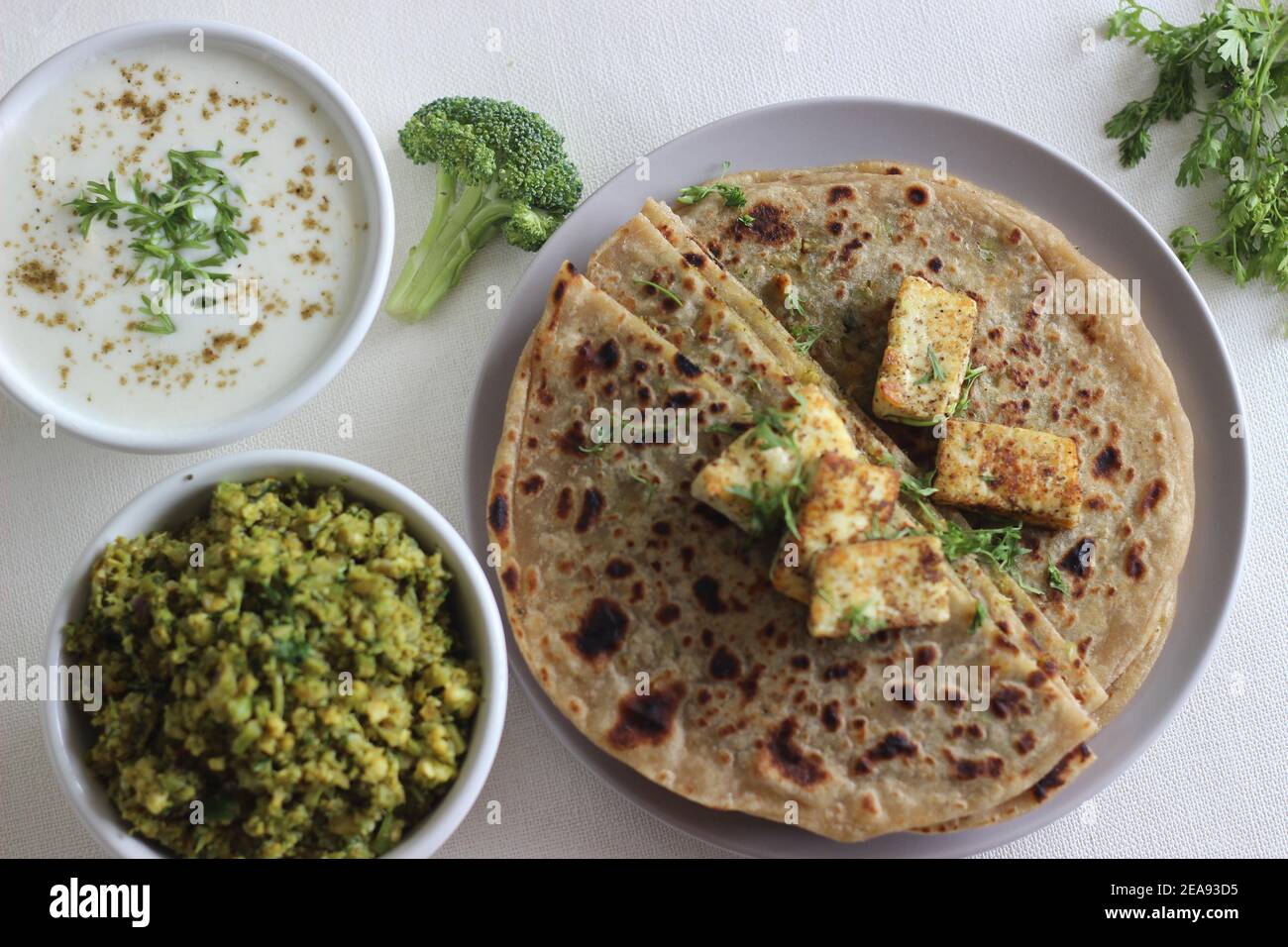 Broccoli paneer paratha. Hergestellt aus Vollkornmehl, mit einer Füllung aus Brokkoli und Paneer. Eine weitere Variante von gefüllten Parathen oder gefüllten indischen Fla Stockfoto