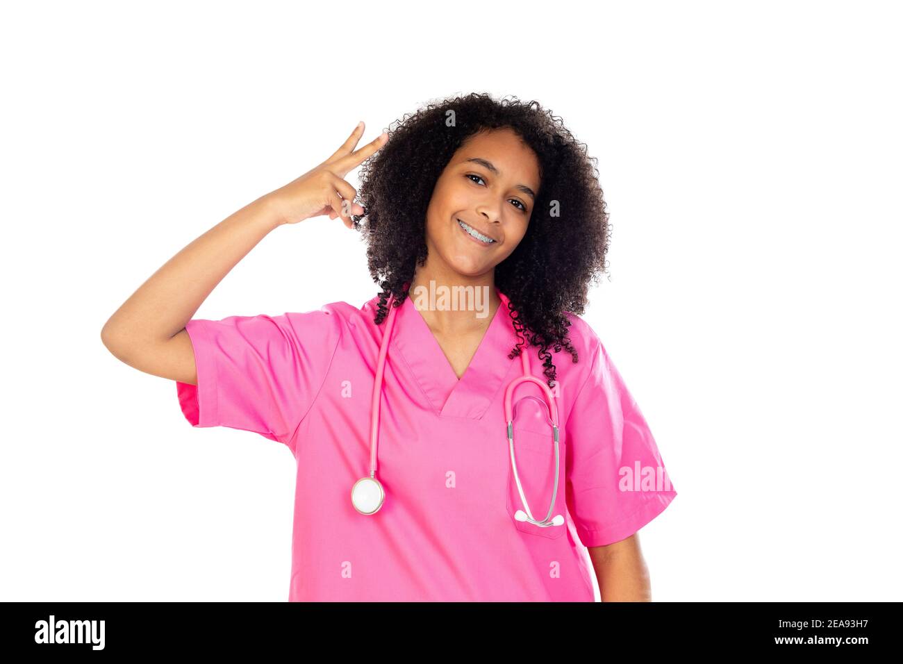 Liebenswert kleinen Arzt mit rosa Uniform isoliert auf einem weißen Hintergrund Stockfoto
