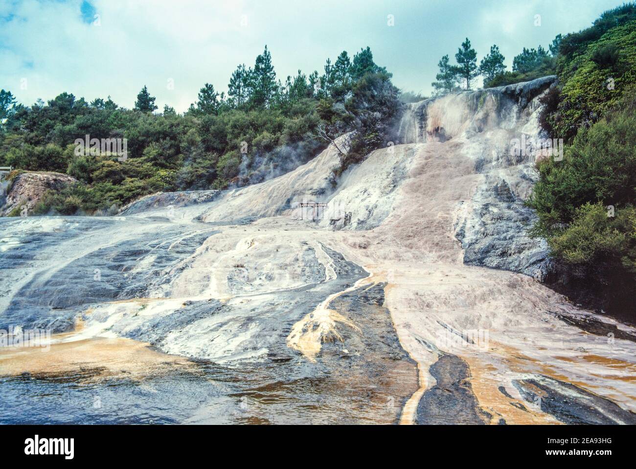 1992 Neuseeland - Orakei Korako Geothermal Park, dieses versteckte Tal liegt eingebettet in der Taupo vulkanischen Zone zwischen Taupo und Rotorua. Farbenfrohe Kieselerde-Terrassen am Sapphire Geyser Orakei Korako Taupo Nordinsel Neuseeland Stockfoto