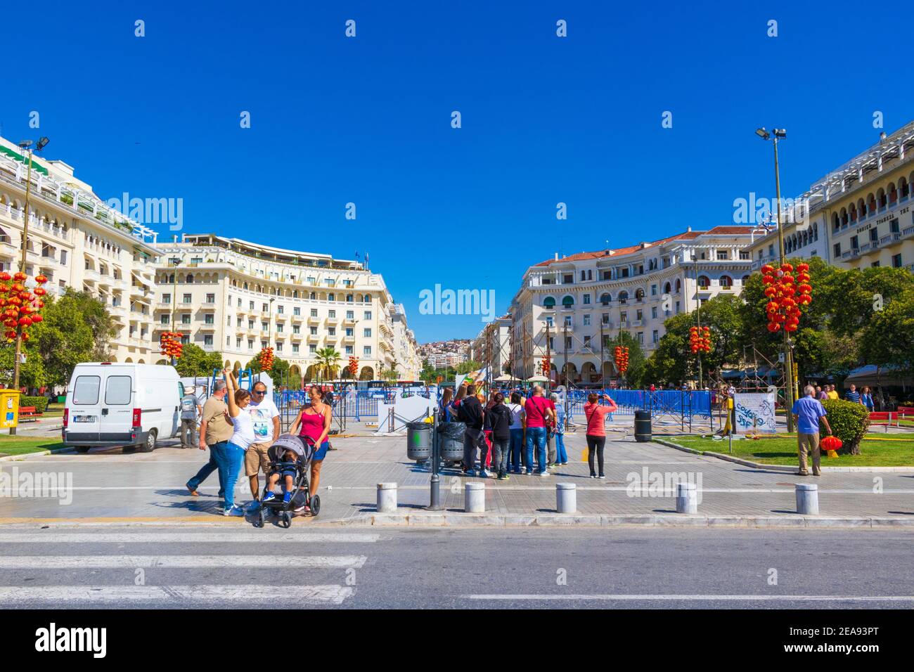 Blick auf den Aristotelous Square-Πλατεία Αριστοτέλους. Großer öffentlicher Platz am Wasser, entworfen von Ernest Hebrard und umgeben von Villen und Cafés. Stockfoto