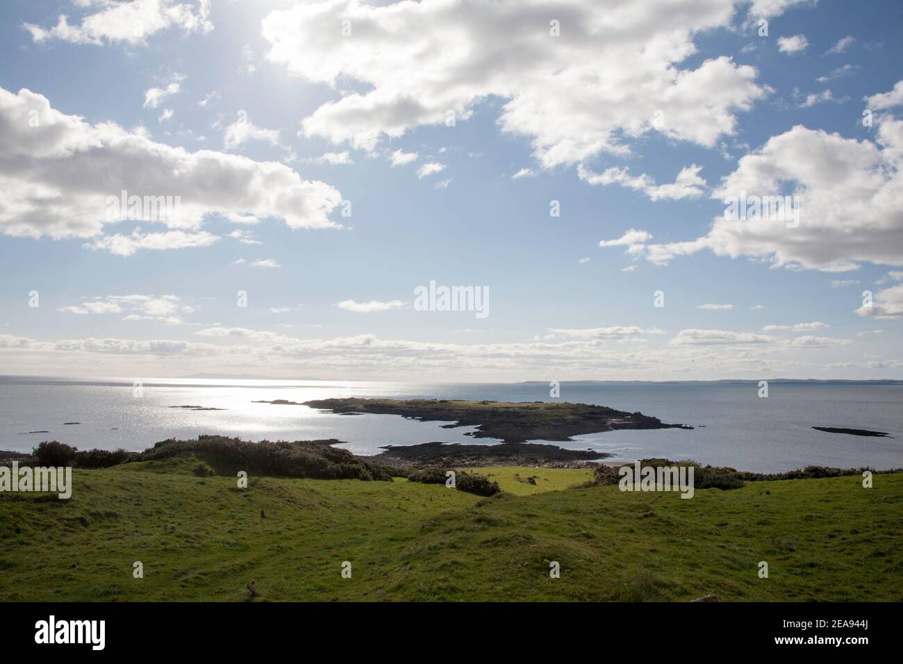 Wigtown Bay und ein entfernter Blick auf die Insel Mann von Knockbrex in der Nähe Gatehouse von Fleet Dumfries und angesehen Galloway Schottland Stockfoto