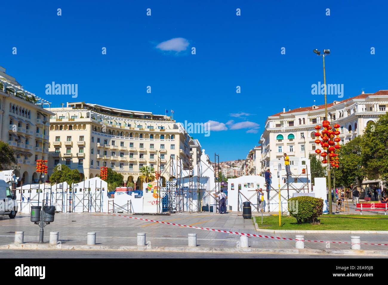 Blick auf den Aristotelous Square-Πλατεία Αριστοτέλους. Großer öffentlicher Platz am Wasser, entworfen von Ernest Hebrard und umgeben von Villen und Cafés. Stockfoto