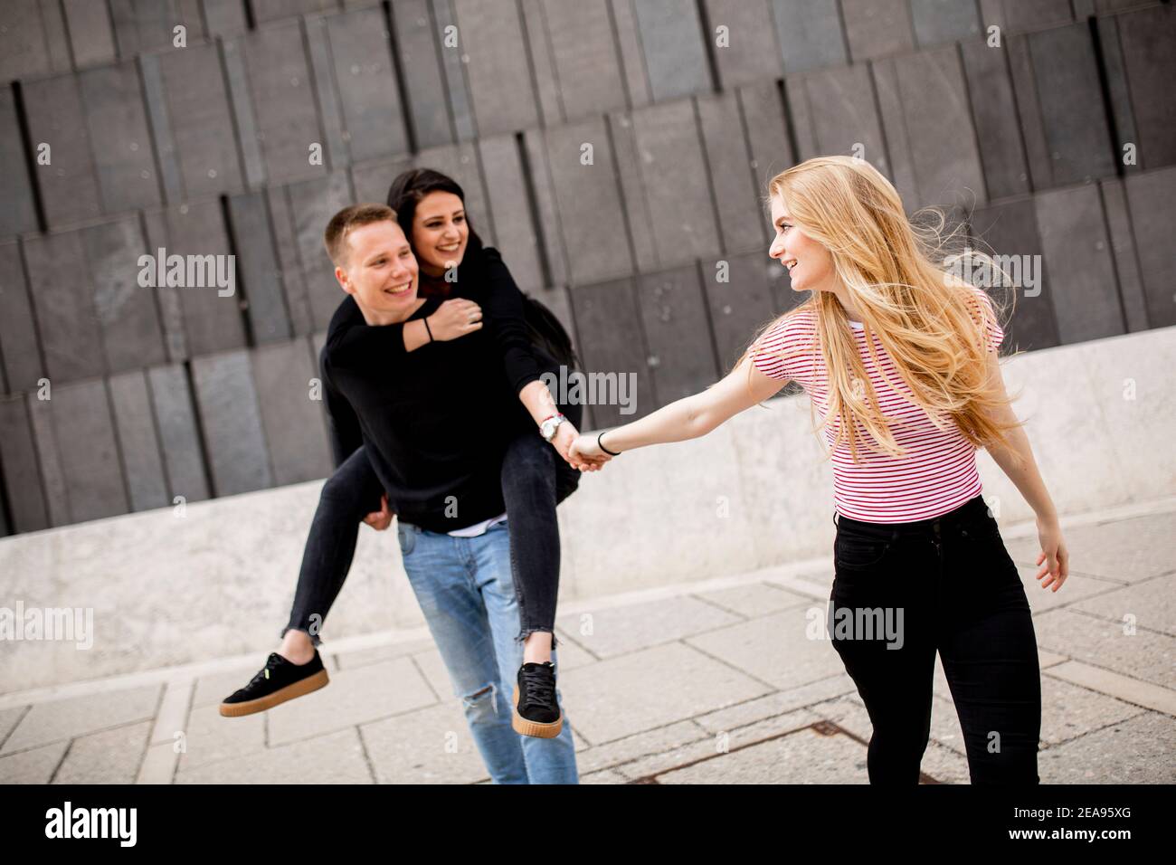 Gruppe von jungen Leuten, die Spaß im Freien auf einer Stadtstraße Stockfoto
